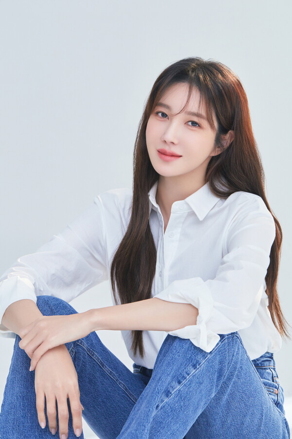 배우 이지아, 초록우산어린이재단에 IT 기기 지원···