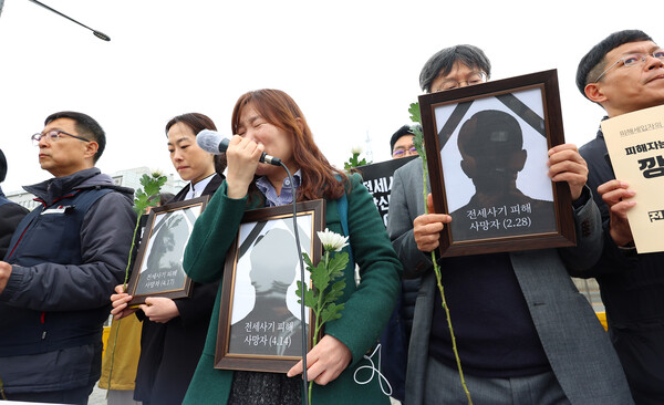 18일 서울 용산구 대통령 집무실 앞에서 전세사기, 깡통전세 문제 해결을 위한 시민사회대책위원회 출범 기자회견에서 안상미 인천 미추홀구 전세사기피해 대책위원회 위원장이 발언 도중 눈물을 흘리고 있다.[연합뉴스]