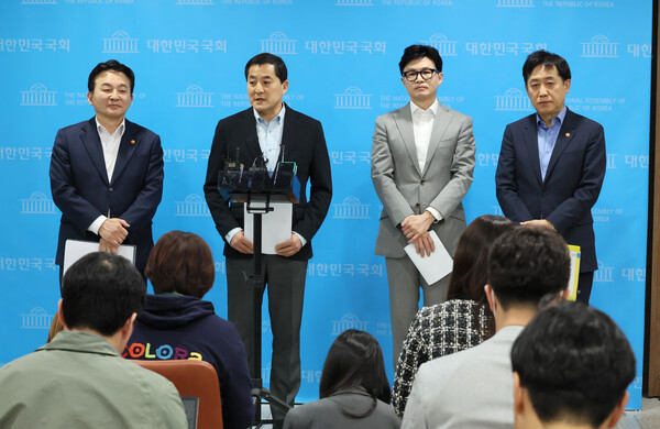 국민의힘 박대출 정책위의장이 23일 오후 국회 소통관에서 당ㆍ정 전세사기대책 협의 결과 브리핑 뒤 취재진 질문에 답하고 있다. [사진=연합뉴스]