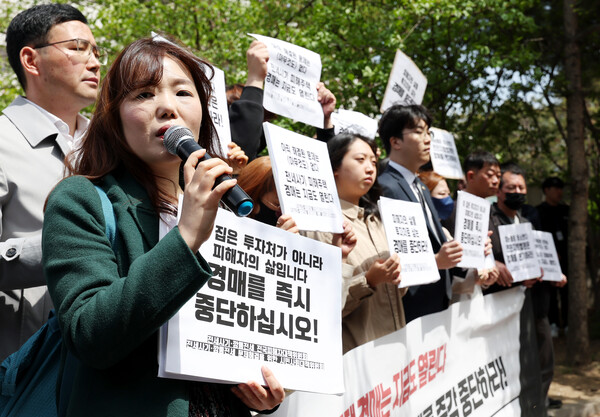 전세사기피해자전국대책위원회 회원들이 21일 오전 인천지방법원 앞에서 전세사기 피해 주택의 경매 매각기일을 직권으로 변경해달라고 법원에 요청하는 기자회견을 하고 있다. [사진=연합뉴스]