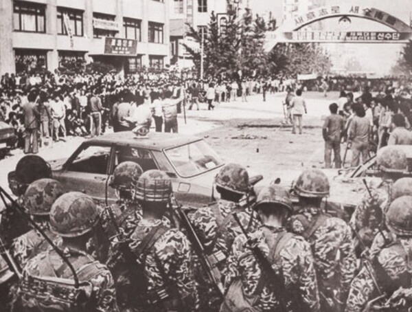 ▲1980년 5월 광주광역시 금남로에서 벌어진 시위 현장