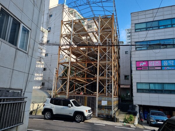 ▲흉물로 변한 인천시 부평구 충선로의 한 기계식 주차타워[임화영 시민기자 촬영]