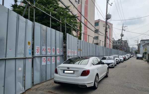 공사가 중단돼 출입이 패쇄돼 있는 인천시 부개동 부개 4구역 재계발 현장[임화영 시민기자 촬영]