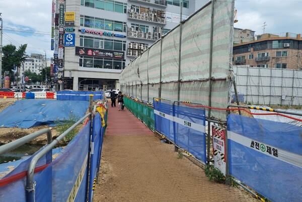 ▲굴포천 인근에 설치돼 있는 공사장 가림막[임화영 시민기자]