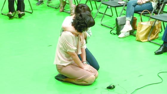 ▲2017년 강서구 특수학교 설립 주민토론회장에서 자녀 교육을 위해 부족한 특수학교 설립을 허용해 달라고 무릎을 꿇은 학부모들.[연합뉴스]