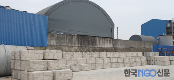▲전주시 소재 D사 안에 적치돼 있는 폐처리 물량으로 불법 생산된 블록[한국NGO신문 촬영]