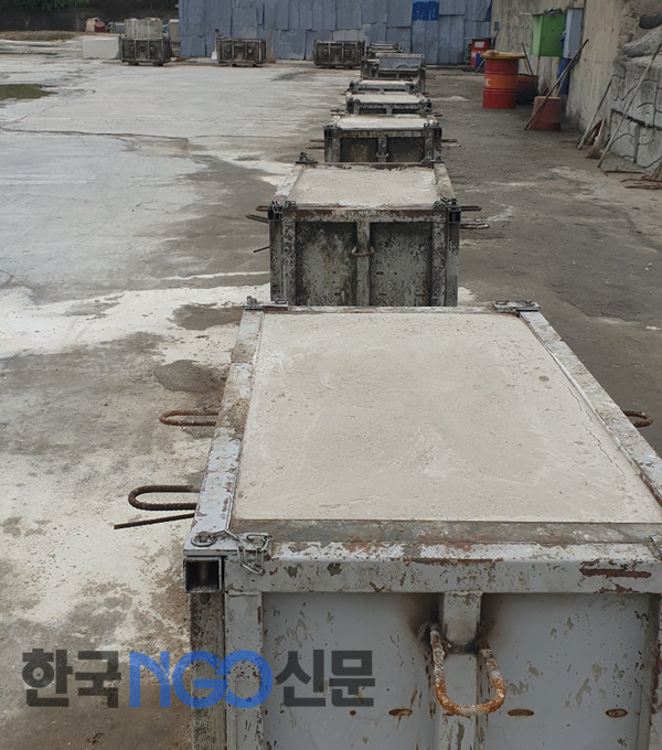 ▲전북 완주군 소재 S사 공장 내에서 불법으로 콘크리트 블럭이 제작되고 있는 모습[한국NGO신문 촬영]