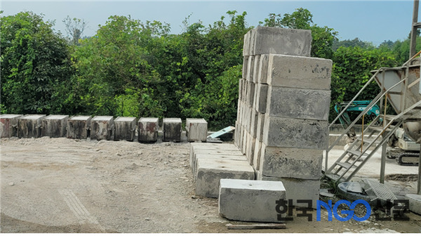 ▲전북 완주군 소재 J사 공장 내에서 제조 중인 불법 콘크리트 블록[한국NGO신문 촬영]