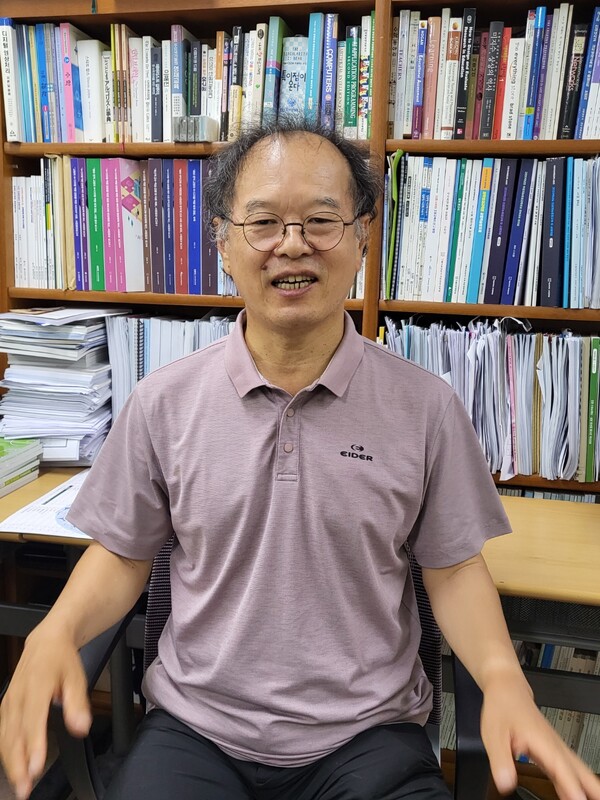 김갑수 서울교대 교수가 한국NGO신문과 인터뷰를 진행하고 있다.[김다원 기자]