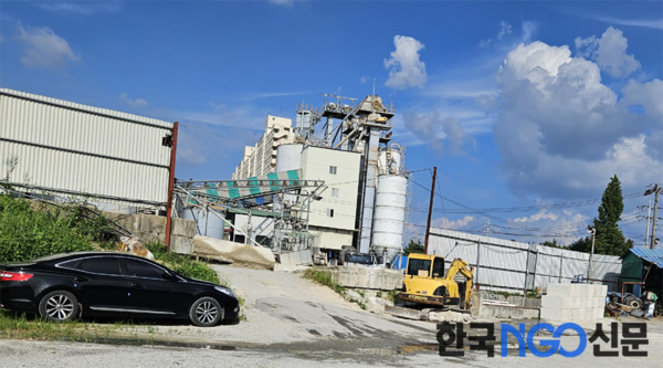 ▲폐기물을 사용해 콘크리트 블록을 생산하고 있는 전북 완주시 서부 레미콘 전경