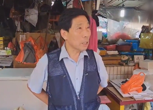 자갈치상인연합회 김선남 총무가 한국NGO신문과 인터뷰를 진행하고 있다.[서효림 기자]