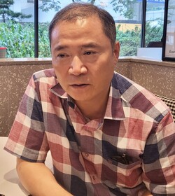 최철호 공정언론국민연대 대표가 한국NGO신문과 인터뷰를 진행하고 있다.[김다원 기자]