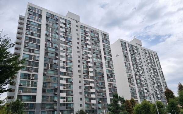 ▲3일 오전 14개 동에 1,200여 세대가 사는 부천 상동의 한 아파트에 태극기를 단 가구는 10곳 안팎이었다