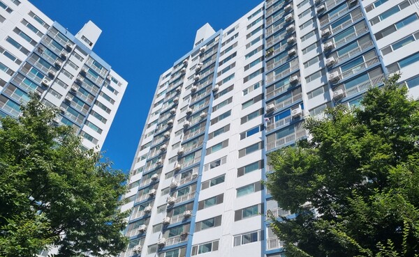 ▲ 3일 오전 부평 부개 주공아파트. 개천절인데도 태극기를 단 집이 딱 하나 보인다.