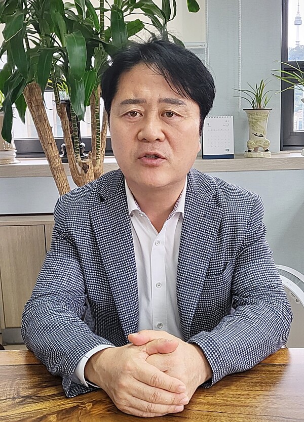 박경준 경제정의실천시민연합 정책위원장(법무법인 인의 대표변호사)이 한국NGO신문과 대담을 진행하고 있다.[김다원 기자]