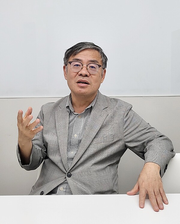 최연구 부경대 대학원 과학기술정책학과 겸임교수(전 한국과학창의재단 과학문화협력단 단장)가 한국NGO신문과 대담을 진행하고 있다.[김다원 기자]