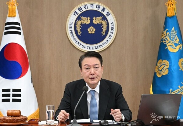 ▲윤석열 대통령이 지난해 2월 국무회의에서 건설 현장의 폭력배 엄단을 지시하고 있다.[대통령실 제공]