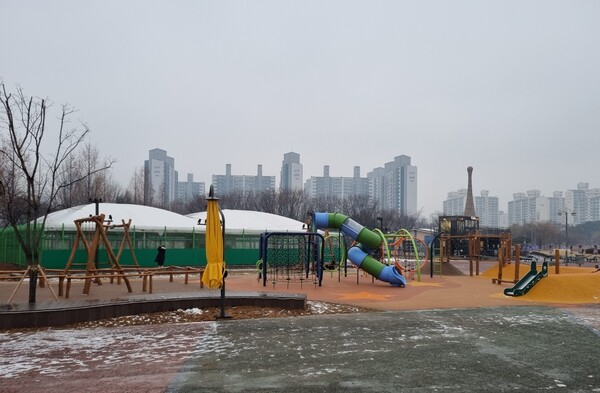 GTX-B 변전소가 들어설 것으로 알려진 부천 상동 호수공원의 어린이 놀이 시설