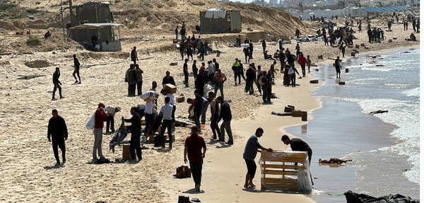 ▲ 바다에 떨어진 구호품을 건지기 위해 해변에 몰려든 가자지구 주민들 [사진=로이터 연합뉴스]