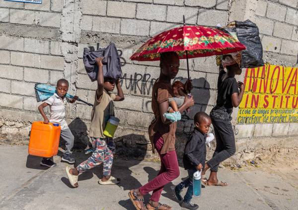 ▲ 갱단 폭력을 피해 집을 떠나는 아이티인들 [사진=휴먼라이츠워치]