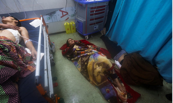 ▲ 병실 부족으로 병원 바닥에 누워 있는 가자지구 부상자들 [사진=로이터 연합뉴스]