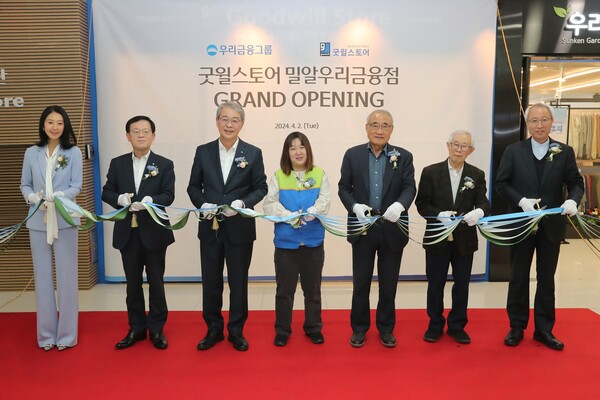 ▲왼쪽부터 김희애 우리은행 광고모델, 조병규 우리은행장, 임종룡 우리금융그룹 회장, 변지혜 굿윌스토어 밀알우리금융점 사원, 홍정길 밀알복지재단 이사장, 손봉호 밀알복지재단 이사, 정형석 밀알복지재단 상임대표[사진=우리금융그룹]