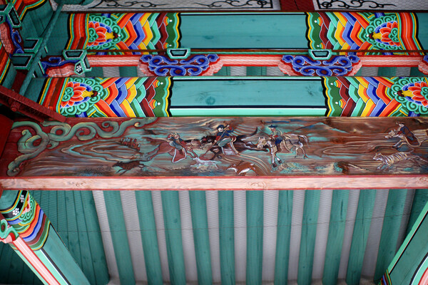 ▲ 관덕정의 화려한 단청