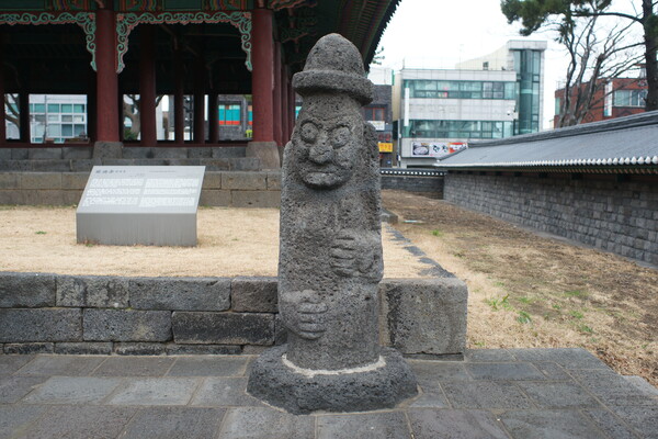 ▲ 관덕정 앞의 돌 하루방