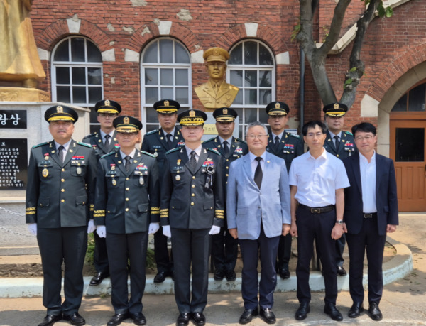 육군 제17사단장, 고 강재구 소령 모교 창영초교 찾아 헌화 참배