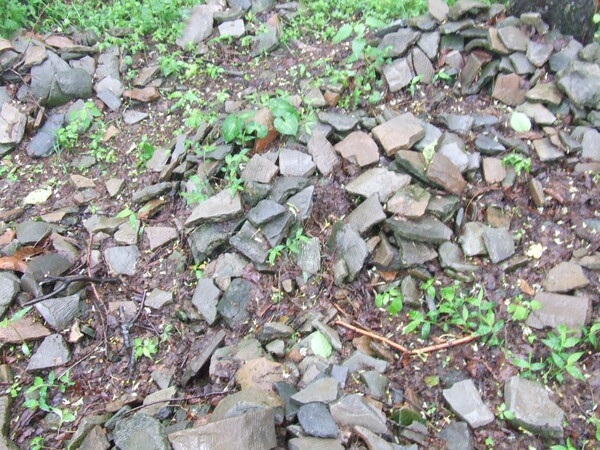 ▲ 아차산성 내의 기와 조각