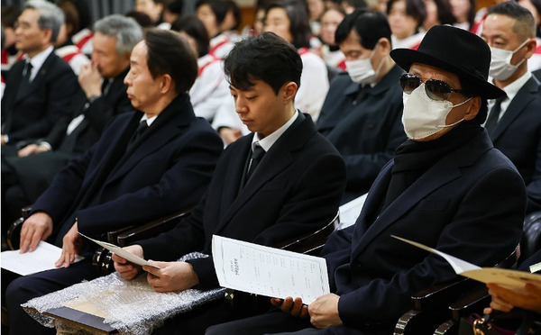 ▲ 지난 3월 11일 서울 종로구 서울대병원 장례식장에서 진행된 김영삼(YS) 전 대통령의 부인 고(故) 손명순 여사의 환송예배에서 장남 김은철(오른쪽) 씨와 차남 김현철 김영삼대통령기념재단 이사장(오른쪽 세 번째)이 참석해 있다.[연합뉴스] 