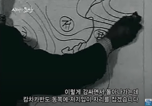 ▲ 일기도를 직접 그려가며 설명하는 김동완[EBS 시대의 초상 - 내일의 날씨 김동완입니다 유튜브 캡처]