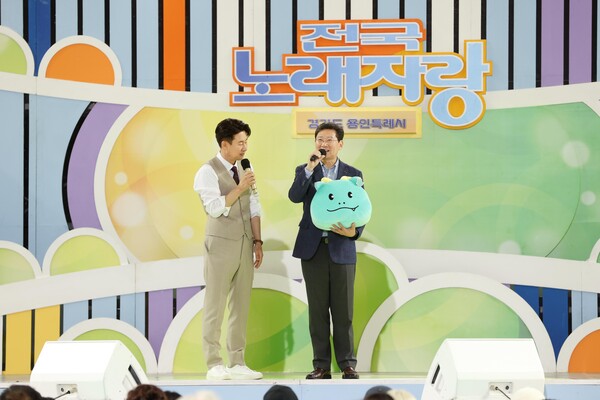 ▲ 이상일 용인특례시장이 21일 용인실내체육관에서 열린 'KBS 전국노래자랑' 녹화장에서 진행자 남희석에게 용인특례씨 캐릭터 '조아용'을 소개하고 있다. [사진=용인특례시]