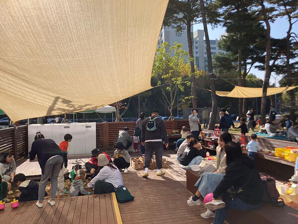 ▲지난해 10월 성남시육아종합지원센터에서 열린 육아데이 행사 때 실외 모래놀이 중이다. [사진=성남시]