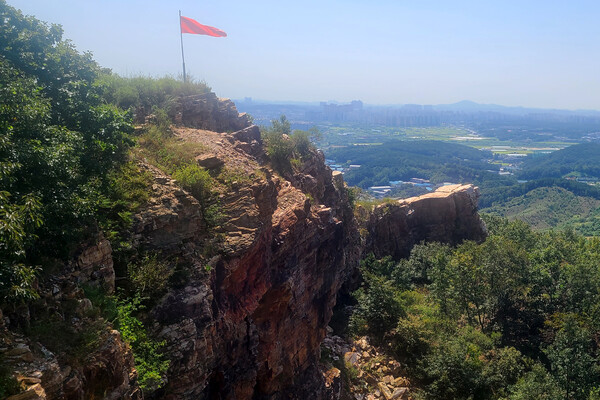 ▲ 월롱산성 자연성벽과 치성