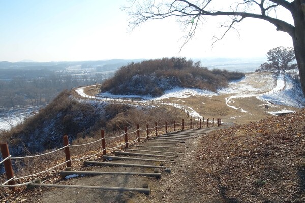 ▲장대지 앞에서 본 덕진당