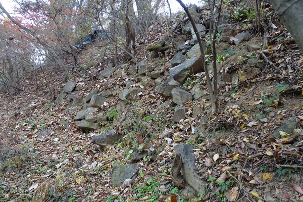 ▲무너진 상태의 성벽