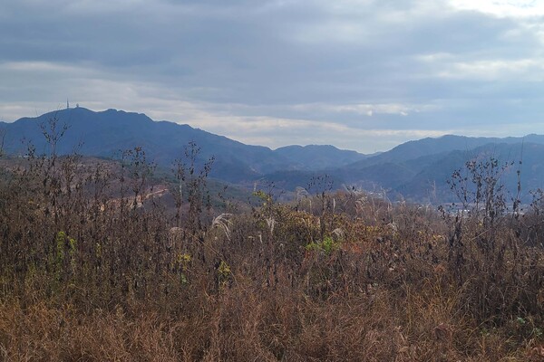 ▲ 칠중성에서 본 감악산과 실마리 계곡산