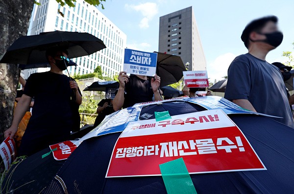 ▲티메프 정산 지연 사태 피해자들이 지난 8월 30일 서울 서초구 서울중앙지방검찰청 앞에서 티메프 경영진의 구속 수사와 피해 구제 방안 대책 마련을 촉구하며 검은 우산 집회를 하고 있다.[연합뉴스]