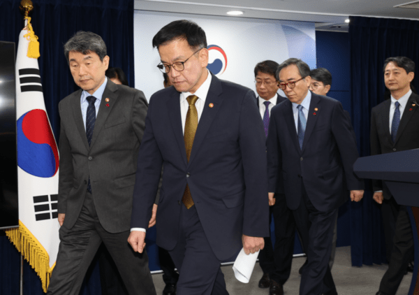 ▲최상목 경제부총리 겸 기획재정부 장관이 국무위원들과 27일 서울 종로구 정부서울청사에서 최근 국회 상황에 대한 입장 발표를 마치고 브리핑룸을 나서고 있다