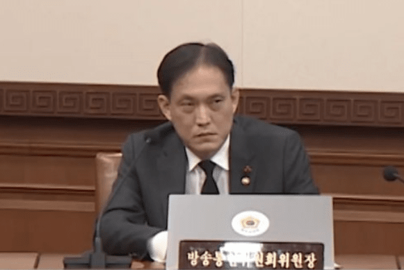 ▲31일 국무회의에서 최상목 권한대행의 헌법재판관 임명에 심히 분노한 듯한 김태규 방송위원장 대행