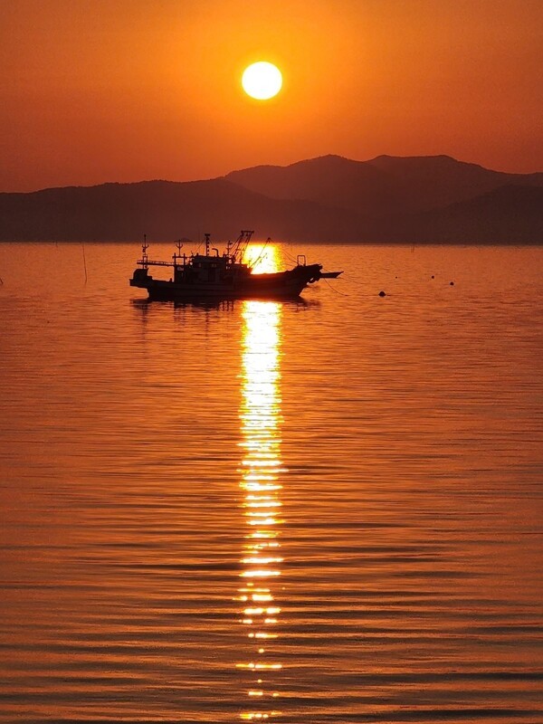 ▲새벽의 여명이다. 칠흑 같은 장막이 옅어지자 숨어있던 세상은 제 모습을 조금씩 드러낸다. 수평선과 맞닿은 하늘에 주홍빛이 어리는가 싶더니 바다에 데칼코마니처럼 붉은색 물감이 풀어져 물이 들기 시작한다. 김국현