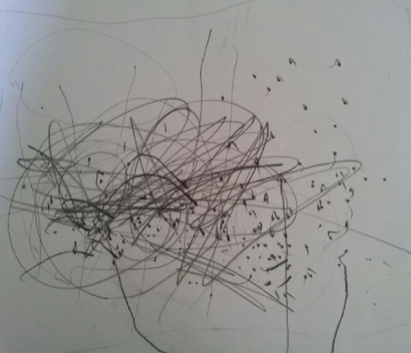 ▲동우의 작품은 그림이라기보다는 감정표출에 가까웠다. 연필로 도화지를 반복해서 찍고 심하게 낙서를 했다. 필자 제공