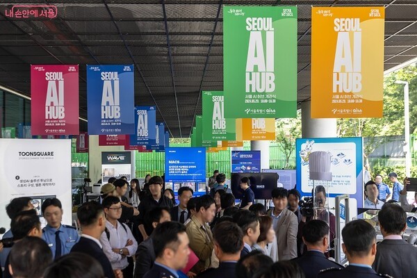 ▲국제 인공지능 콘퍼런스 ‘AI SEOUL 2025’ 전시 부스에서 서울AI허브 입주사 및 협력 기관 전시와 AI 기술 체험 등이 진행되고 있다. 서울AI허브 제공