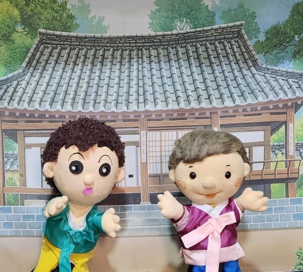 ▲수작업으로 탄생한 손인형. 필자