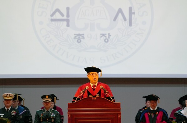 ▲세종대 학위수여식에서 엄종화 세종대 총장이 식사를 하고 있다. 세종대