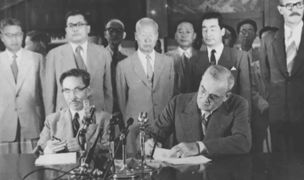▲1953년 8월 8일 한미상호방위조약 가(假)조인식을 지켜보고 있는 이승만 대통령(뒷줄 가운데)가조인식에 서명하는 변영태 대한민국 외무장관(왼쪽)과 존 포스터 덜레스 미국 국무장관(오른쪽▲