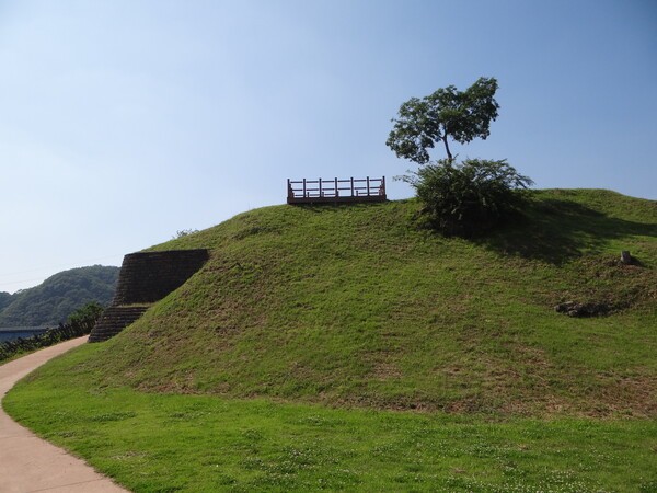 ▲당포성 동쪽 성벽과 전망대