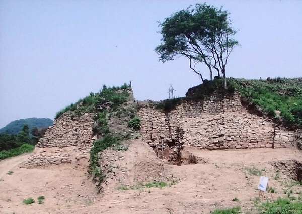 ▲당포성 동벽 발굴 조사에서 고구려성과 보축된 신라성들