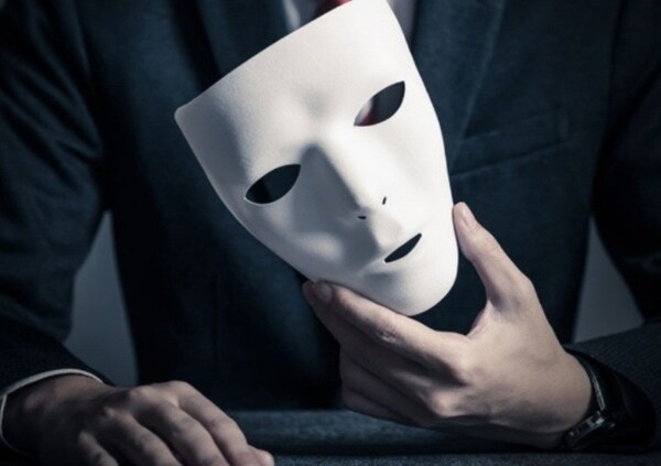 ▲자기에 대한 깊은 이해 없이 아무 문제 없는 것처럼 그럴듯하게 살고 있지만 두꺼운 페르소나를 쓸수록 사실은 사람들과의 관계에서나 정신건강, 이유 모를 신체증상 등 다양한 형태로 힘듦을 호소한다. 출처 ash108904 blog